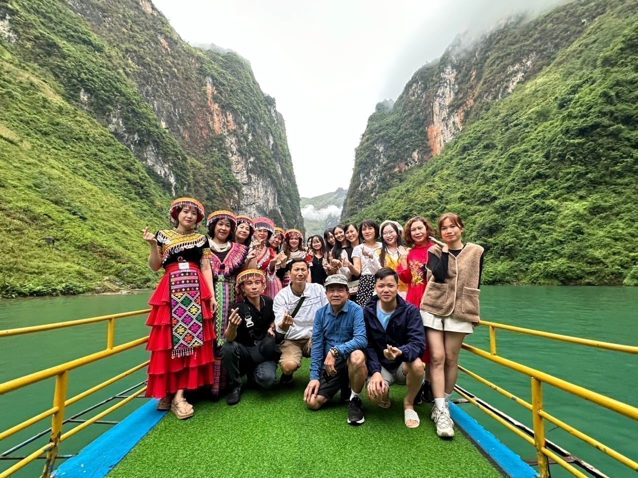 Du khách trải nghiệm tour Hà Giang