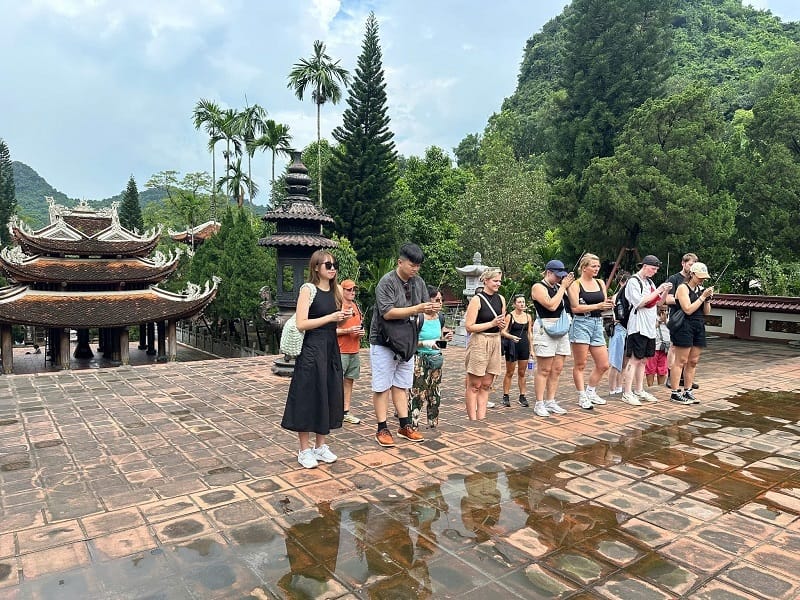 Du khách nước ngoài chiêm bái tại Chùa Hương