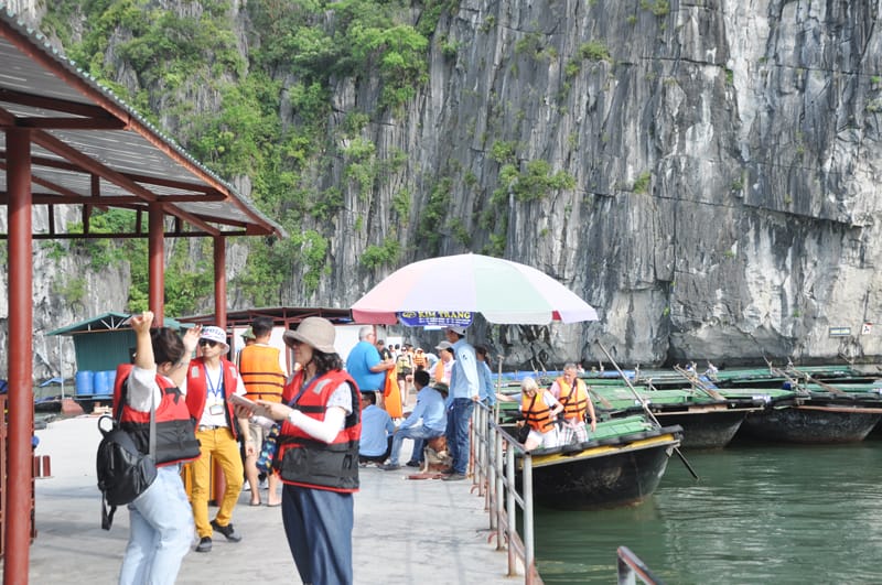 Du khách tham quan Hạ Long 2 ngày 1 đêm