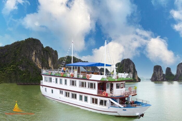 Tàu đưa quý khách ra khu vực giáp ranh với vịnh hạ long