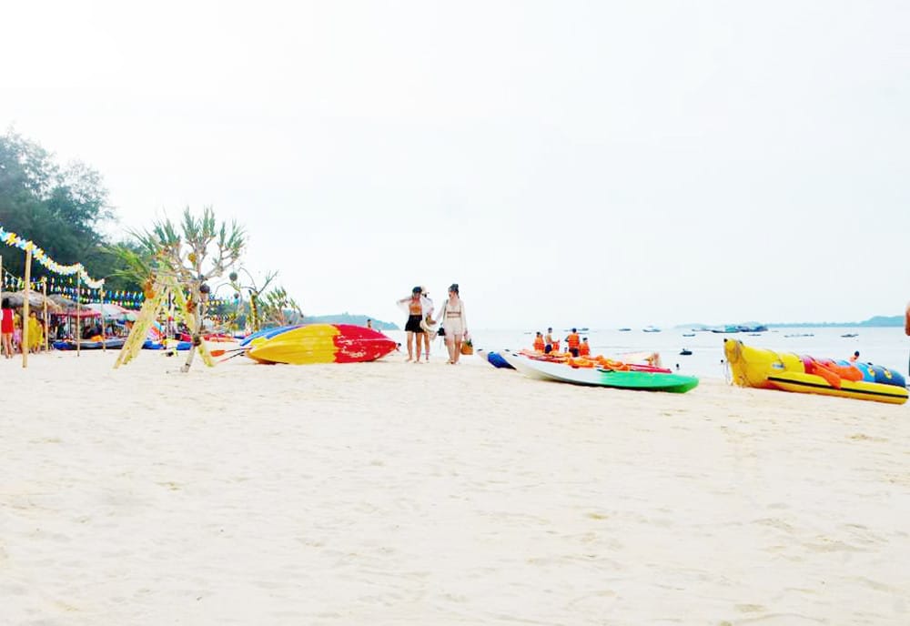 Tắm biển vui chơi tại cô tô