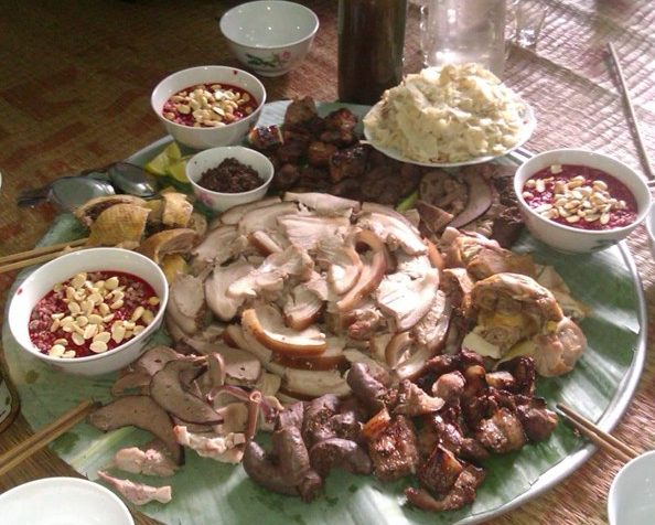 Thịt lợn cắp nách vừa thơm, chắc mà hoàn toàn không ngấy tí nào, dù có gắp phải miếng hơi mỡ đi chăng nữa.