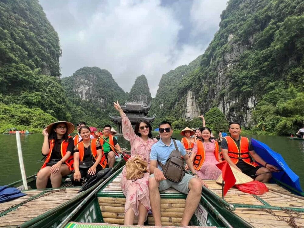 Du khách tham quan trải nghiệm tour Ninh Bình