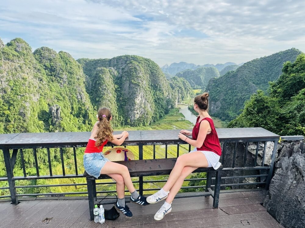 Du khách ngắm toàn cảnh Tam Cốc từ Núi Múa