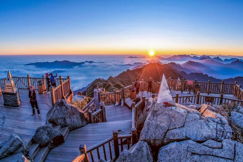 Du khách tham quan Đỉnh fansipan