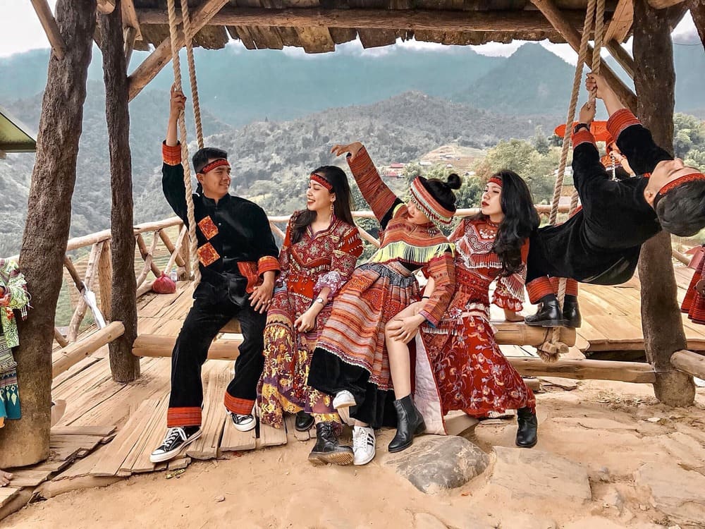 Du khách Trải nghiệm tour du lịch sapa tại VinaBooker
