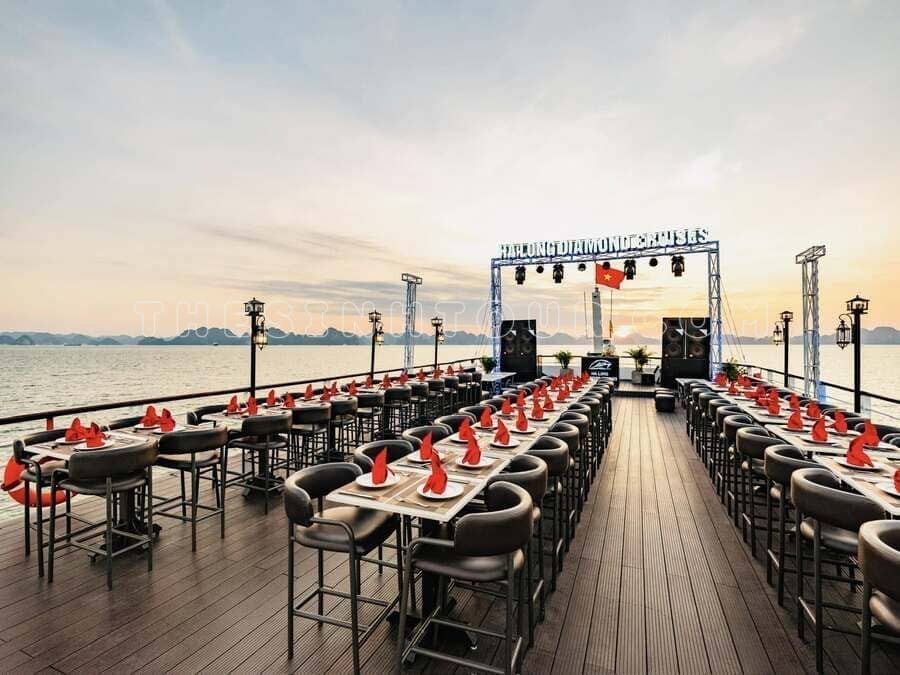 Halong Diamond Cruise là tàu du lịch đạt chuẩn 5 sao