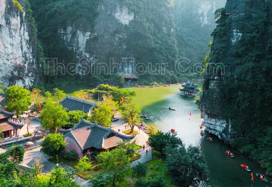 Ngồi thuyền xuyên qua các hang động kỳ bí,
