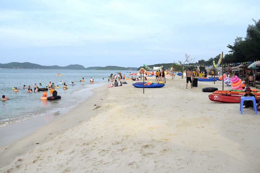 Bãi biển Hồng Vàn – Nơi sở hữu làn nước xanh biếc và bờ cát trắng mịn