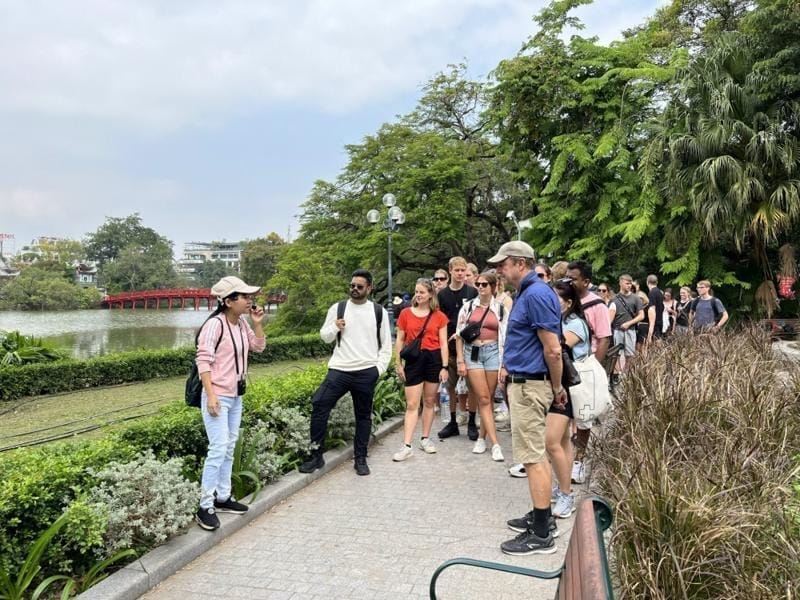 Du khách tham quan Tour Hà Nội và các vùng phụ cận 1 ngày