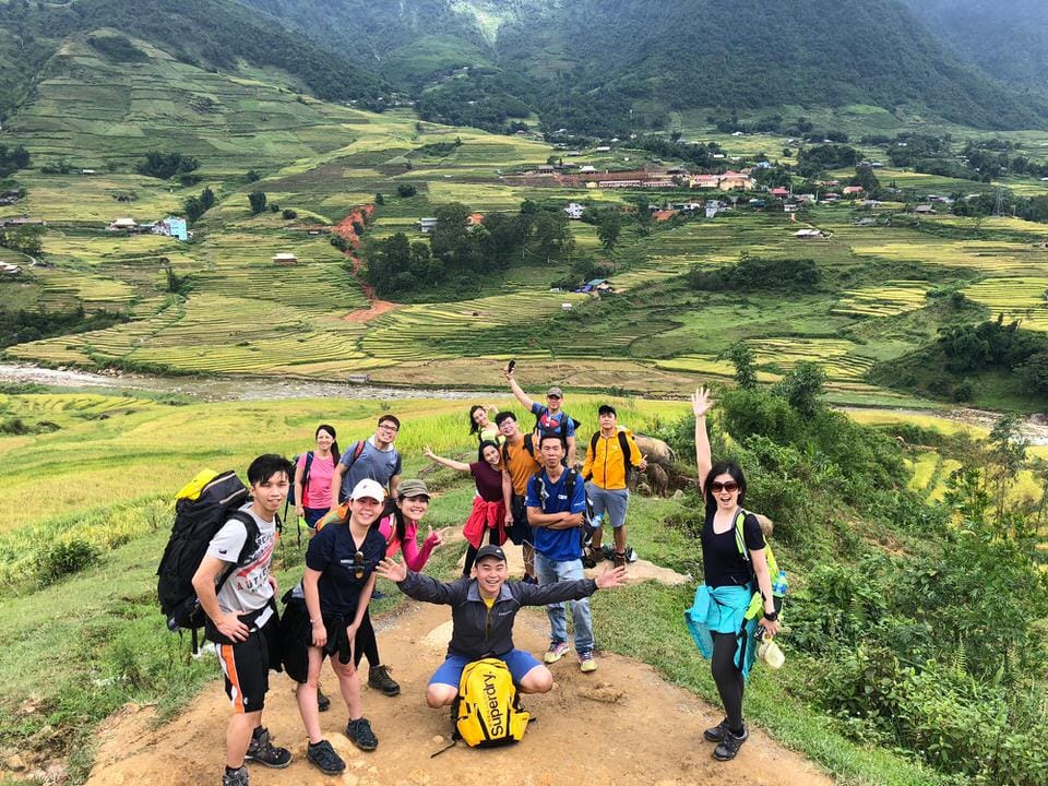 Du khách trekking thăm bản làng Sapa