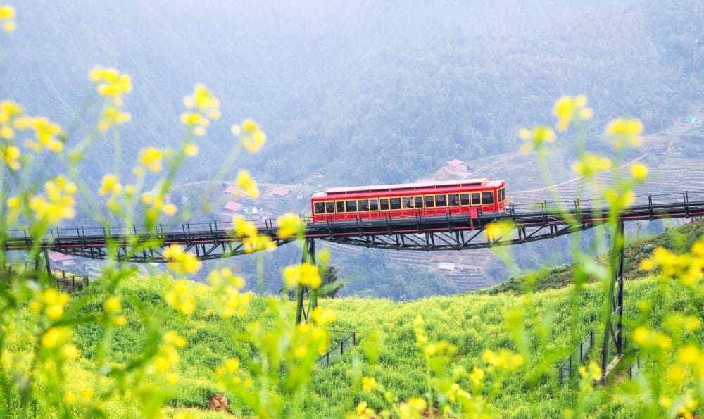Du khách được trải nghiệm đi tàu hỏa Mường Hoa trong tour của The Sinh