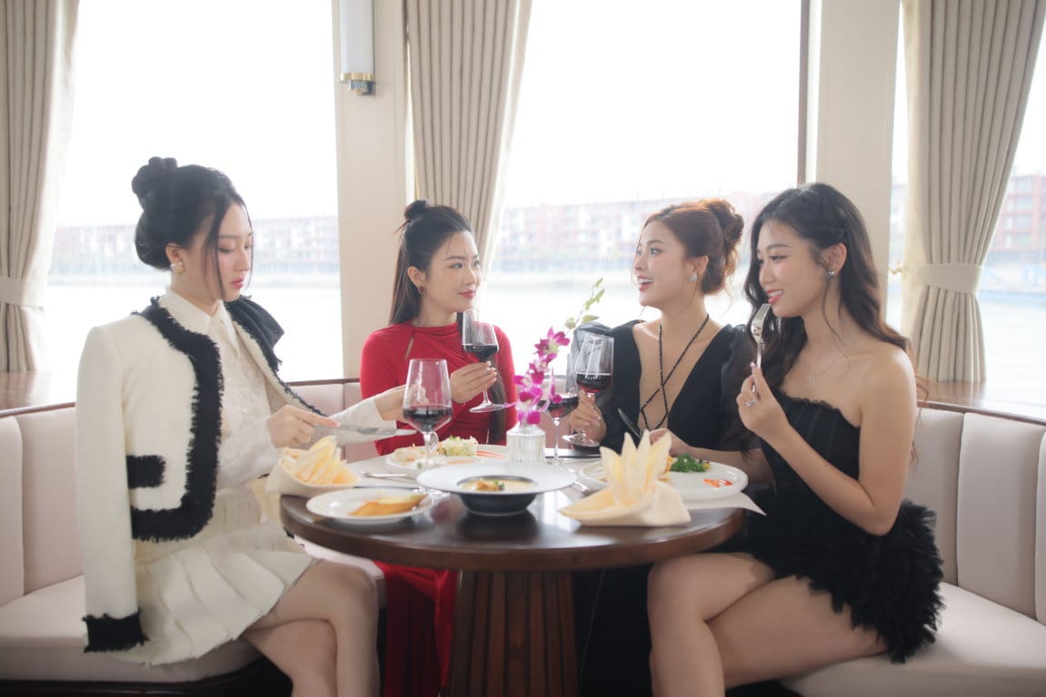 Du khách thưởng thức đồ ăn trên tàu Hạ Long 1 Ngày