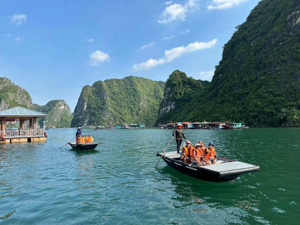 Du khách tham quan làng chài
