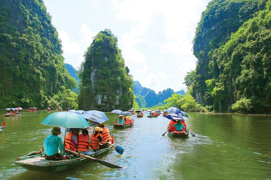 Ngồi thuyền qua Tam Cốc Bích Động