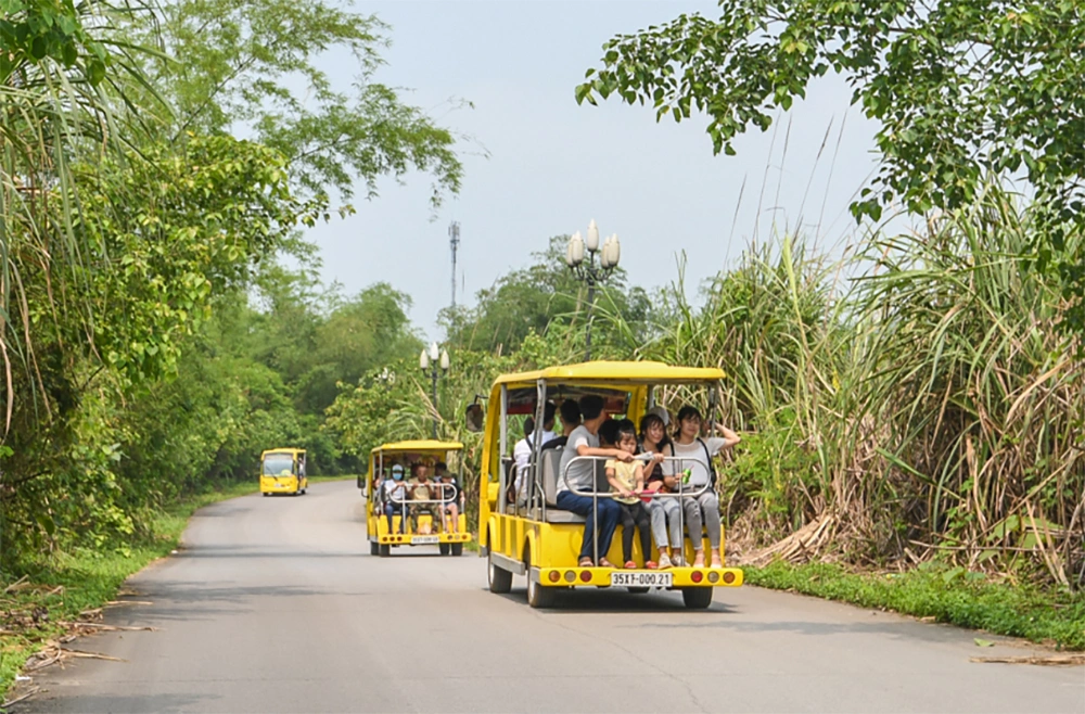 Du khách di chuyển bằng xe điện vào chùa
