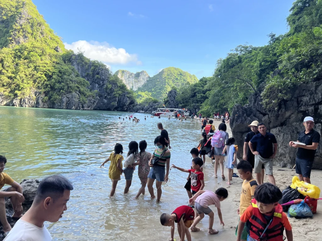 Phía sau hang Trinh Nữ là một vụng nước tuyệt đẹp, với bãi tắm lặng sóng